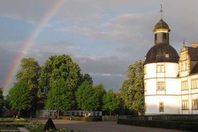 egenbogen über Schloss Neuhaus | Mara Dicke